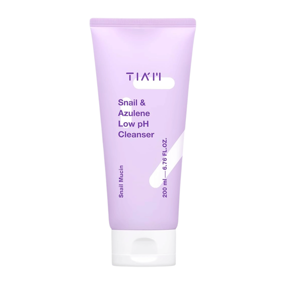 TIA'M Snail & Azulene Low pH Cleanser dans un tube violet sur fond blanc, 200 ml, un nettoyant pour le visage doux avec du mucus d'escargot et de l'azulène pour les peaux sensibles.