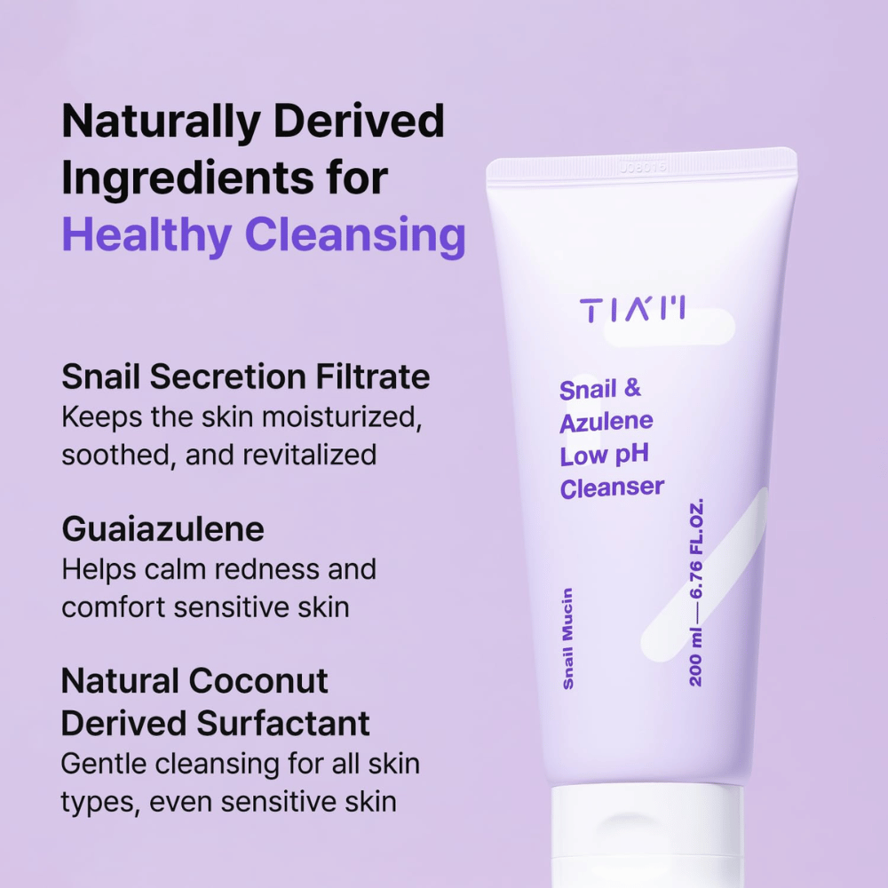 TIA'M Snail & Azulene Low pH Cleanser montre des ingrédients clés comme le mucus d'escargot, le guaiazulène et le tensioactif à base de noix de coco - des substances d'origine naturelle qui hydratent, apaisent et nettoient la peau en douceur.