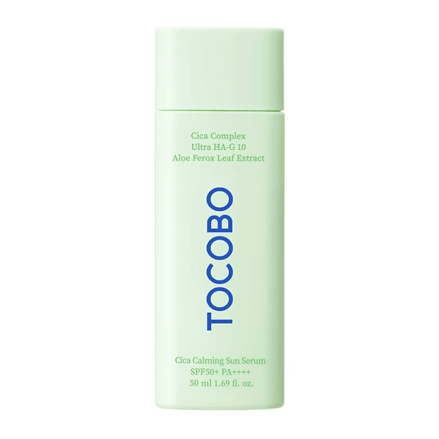 TOCOBO Cica Calming Sun Serum dans une bouteille vert menthe avec du texte bleu, SPF50+ PA++++, 50 ml.