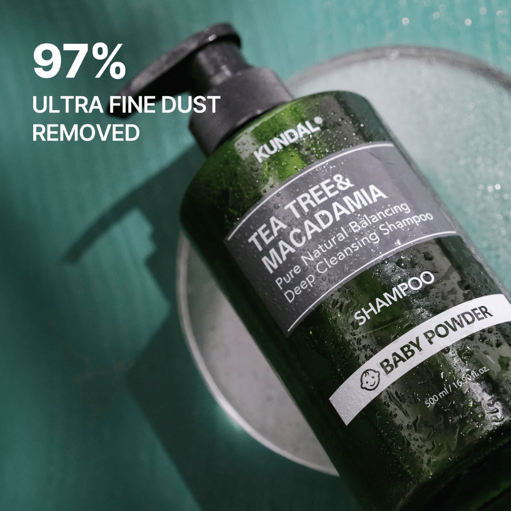 Gros plan sur KUNDAL Tea Tree & Macadamia Shampoo mettant l’accent sur ses propriétés nettoyantes en profondeur et sur le fait que le produit aide à éliminer les particules ultrafines et les impuretés.