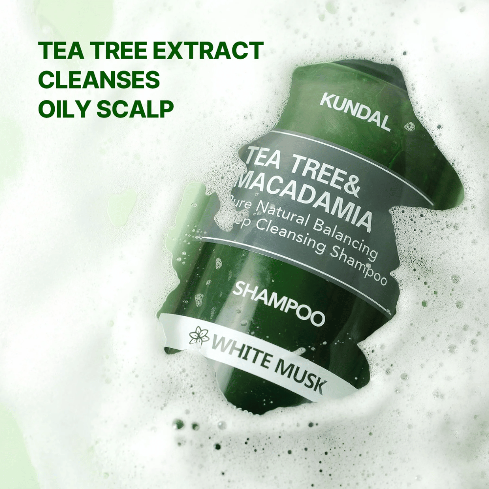 Image produit avec mousse et texte mettant en avant l’effet nettoyant de l’extrait de tea tree pour le cuir chevelu gras et un soin équilibré du cuir chevelu.