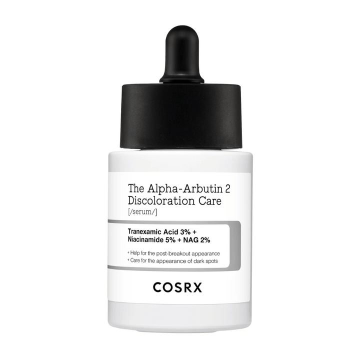 COSRX The Alpha-Arbutin 2 Discoloration Care Serum avec 3% d'acide tranexamique, 5% de niacinamide et 2% de NAG. Un sérum qui cible les taches sombres et la pigmentation pour un teint plus uniforme et une luminosité accrue.