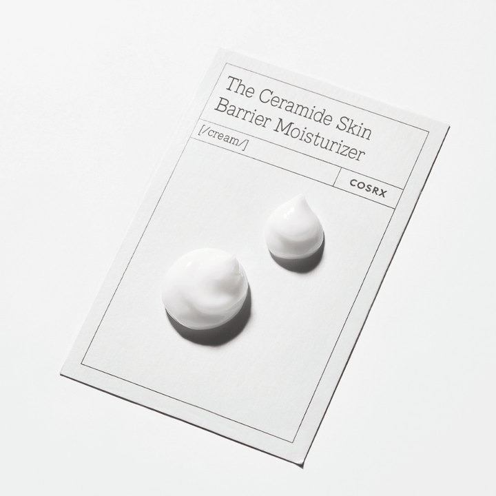 Texture de crème de COSRX The Ceramide Skin Barrier Moisturizer – crème visage adoucissant qui renforce la barrière cutanée et prévient la perte d'humidité.
