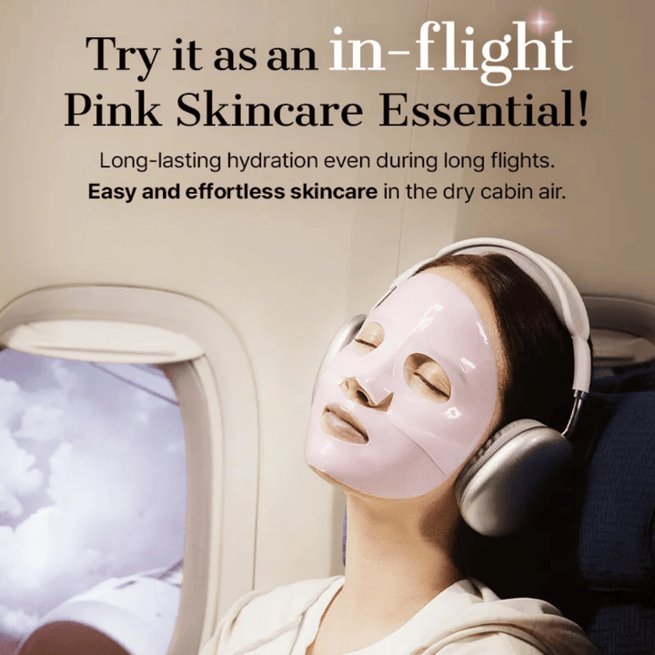 Femme avec un masque hydrogel rose de COSRX dans un avion – masque facial hydratant parfait pour les longs vols.