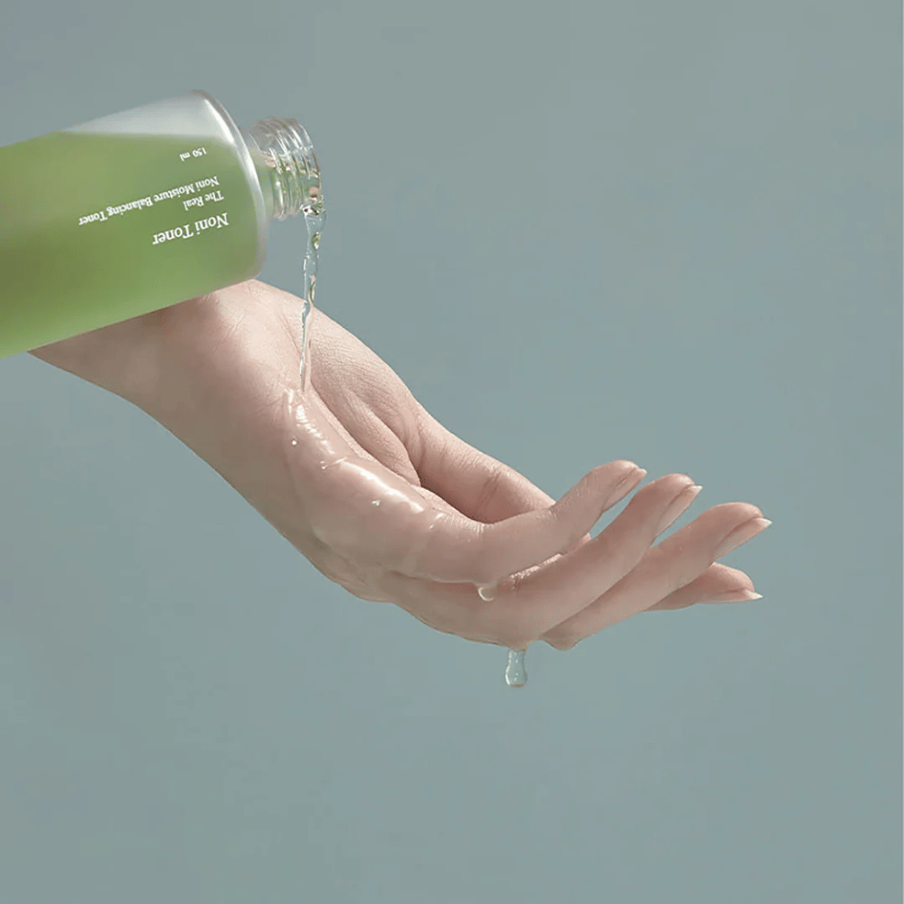 Celimax The Real Noni Moisture Balancing Toner est un tonique léger et rafraîchissant qui hydrate et équilibre la peau. Il est enrichi en extrait de Noni qui apaise les irritations et améliore la texture de la peau.