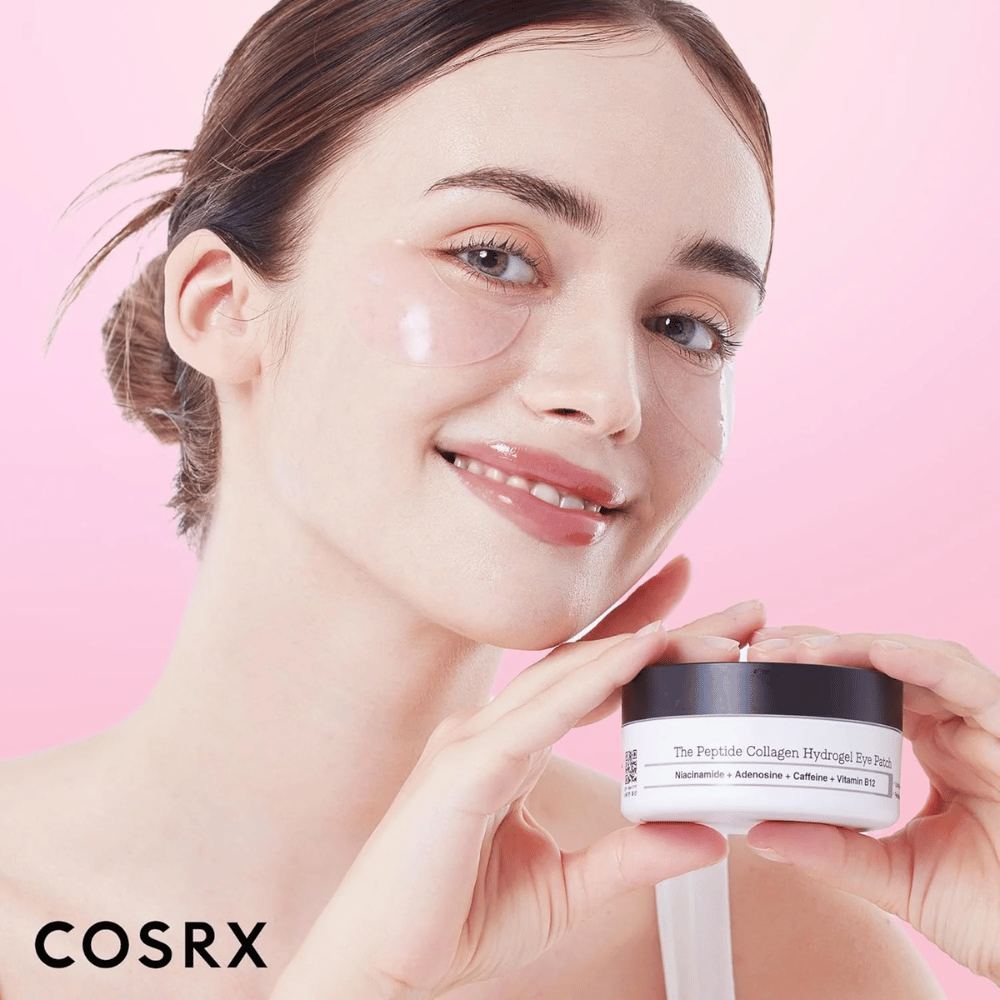 Modèle avec COSRX Peptide Collagen Hydrogel Eye Patch – donne de l'éclat et hydrate la peau fatiguée sous les yeux.