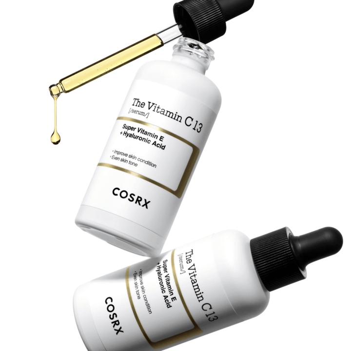 COSRX The Vitamin C 13 Serum 20 ml avec pipette et goutte de sérum doré, sérum à la vitamine C pour un teint plus uniforme et une structure de peau améliorée.