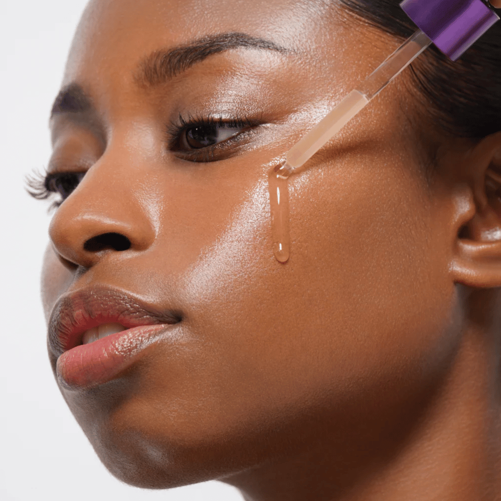 2. MISSHA Time Revolution Night Repair Ampoule 5X – sérum hydratant pour le visage appliqué avec une pipette sur la joue