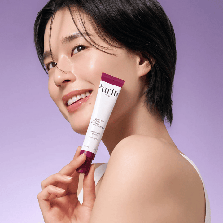 Purito Timeless Bloom Retinol Spot Cream est un traitement ciblé contenant du rétinol pour réduire les fines lignes et améliorer l'élasticité de la peau. Avec des ingrédients hydratants, elle restaure l'éclat de la peau et renforce la barrière, parfaite pour les peaux matures ou comme routine anti-âge.