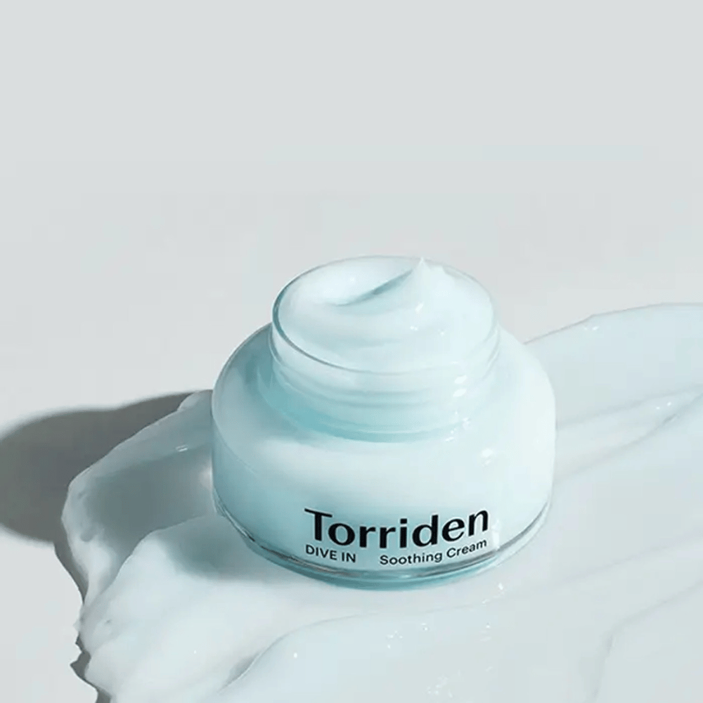Torriden DIVE-IN Low Molecular Hyaluronic Acid Soothing Cream 100ml offre une hydratation durable sur une surface blanche.