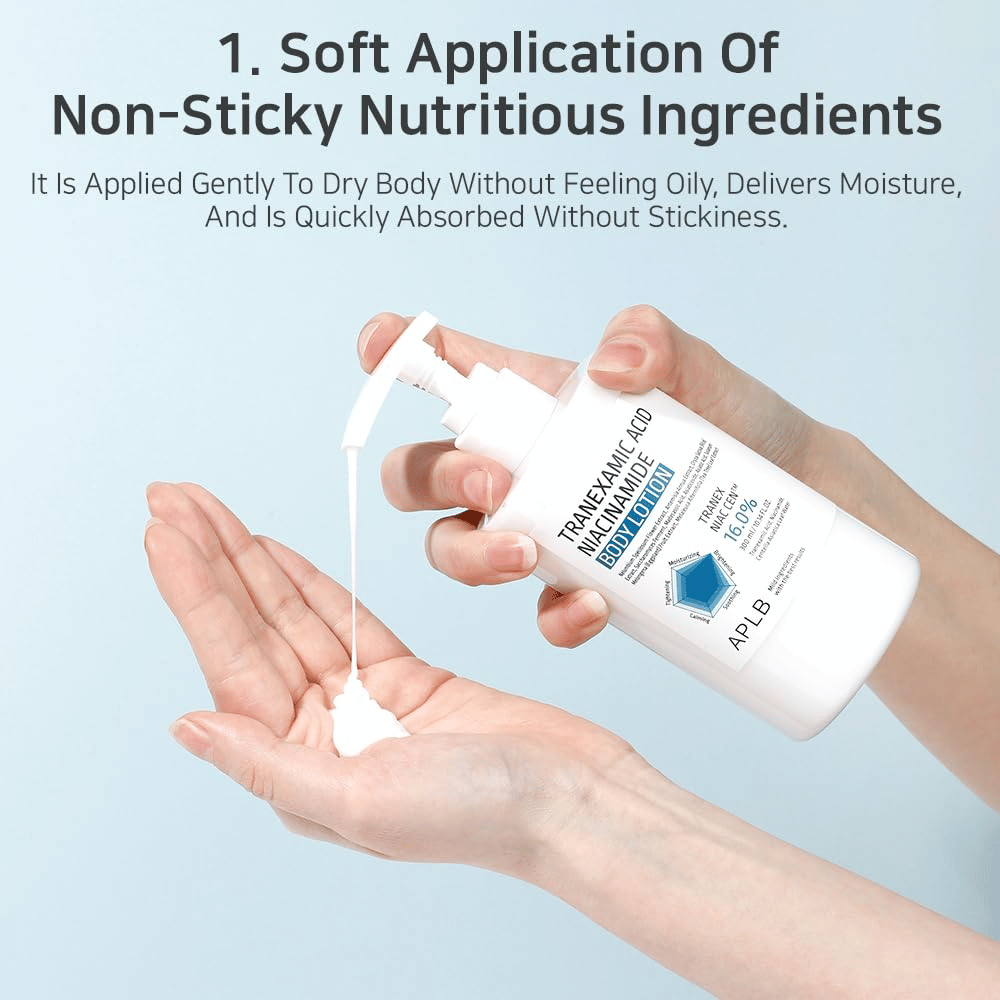 Image d’utilisation où la lotion est pompée dans la main pour montrer sa texture légère, adoucissante et rapidement absorbée, sans sensation collante.