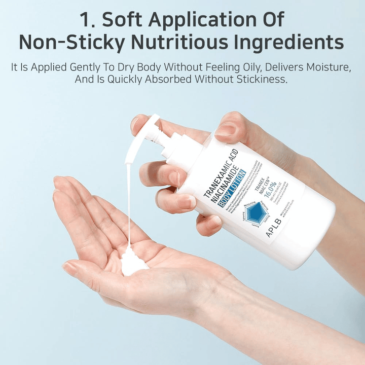 Image d’utilisation où la lotion est pompée dans la main pour montrer sa texture légère, adoucissante et rapidement absorbée, sans sensation collante.