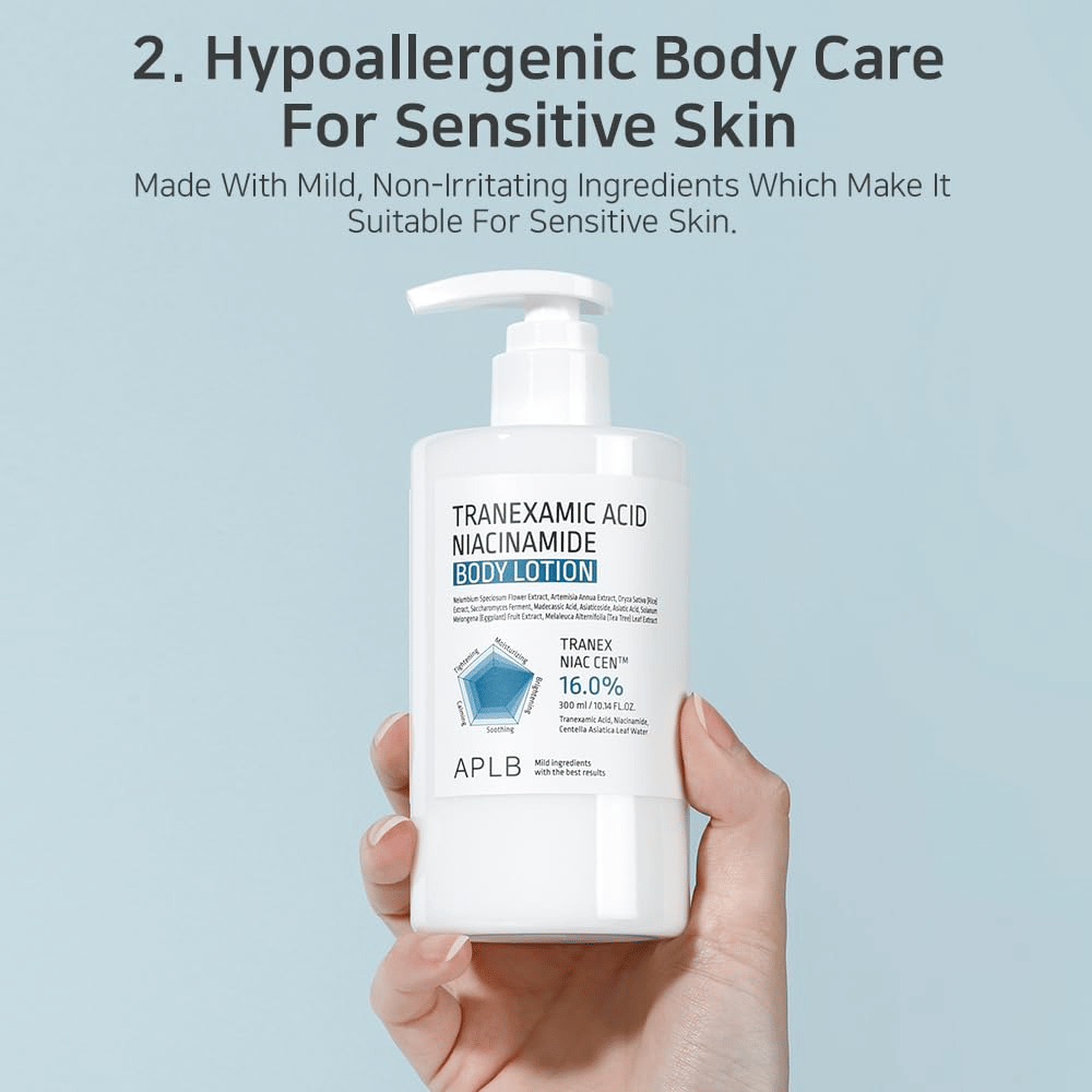 Image produit présentant APLB Tranexamic Acid Niacinamide Body Lotion, avec un accent sur un soin corporel hypoallergénique pour les peaux sensibles. L’image met en avant des ingrédients doux et délicats adaptés aux peaux sèches et sensibles.