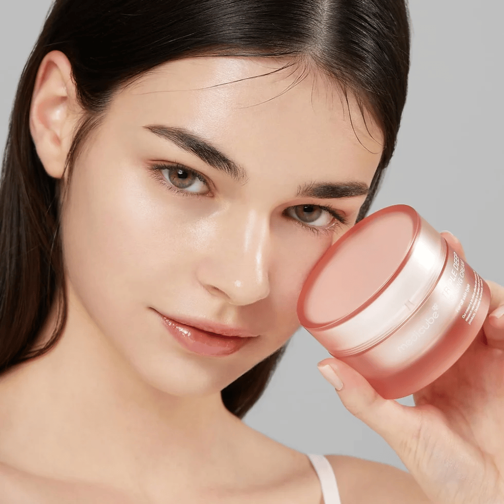 L'image montre une femme tenant un pot de Triple Collagen Cream. La crème est conçue pour améliorer l'élasticité et l'hydratation de la peau. La peau de la femme semble lisse et bien soignée.




