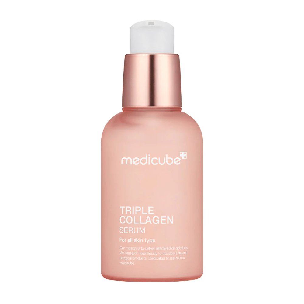 Une bouteille rose de Medicube Triple Collagen Serum, conçue pour tous les types de peau. La bouteille en verre lisse et givrée avec un bouchon rose métallique et une pompe blanche donne un look élégant, et le texte met en valeur la formule triple collagène du sérum.