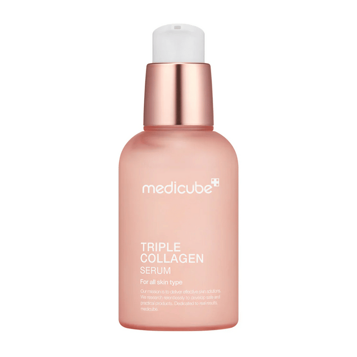 Une bouteille rose de Medicube Triple Collagen Serum, conçue pour tous les types de peau. La bouteille en verre lisse et givrée avec un bouchon rose métallique et une pompe blanche donne un look élégant, et le texte met en valeur la formule triple collagène du sérum.