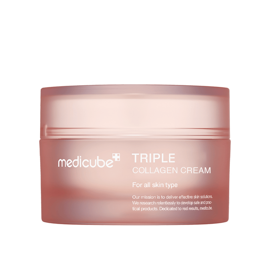 L'image montre un récipient de Medicube Triple Collagen Cream. Cette crème pour le visage est conçue pour tous types de peau et promet d'améliorer l'élasticité et le niveau d'hydratation de la peau. Le design est minimaliste avec une douce teinte rose sur l'emballage.