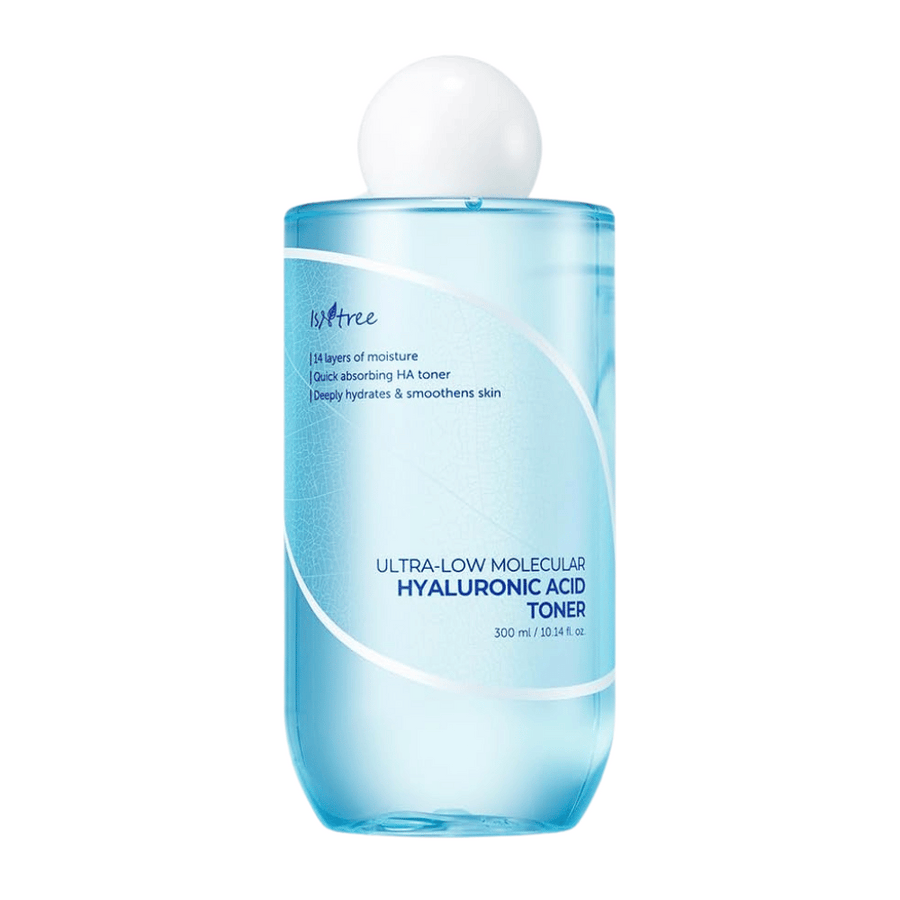 Image produit de Isntree Ultra-Low Molecular Hyaluronic Acid Toner, 300 ml. La bouteille est bleu clair avec du texte blanc et un bouchon rond blanc, conçue pour signaler des propriétés hydratantes et apaisantes.
