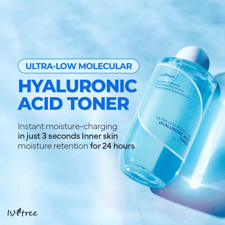 Image produit de Isntree Ultra-Low Molecular Hyaluronic Acid Toner avec un fond bleu. Le texte met en avant une hydratation rapide en 3 secondes et un effet de rétention d'humidité pendant 24 heures. La bouteille est montrée sous un angle agrandi avec une étiquette claire.
