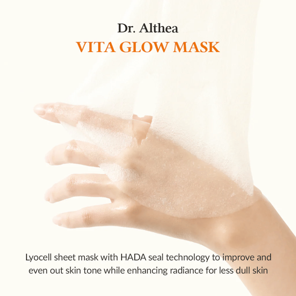 Main tenant un lyocell Masque tissu de Dr. Althea Vita Glow Mask. Le masque améliore l'éclat et l'uniformité de la peau avec la technologie HADA Seal.