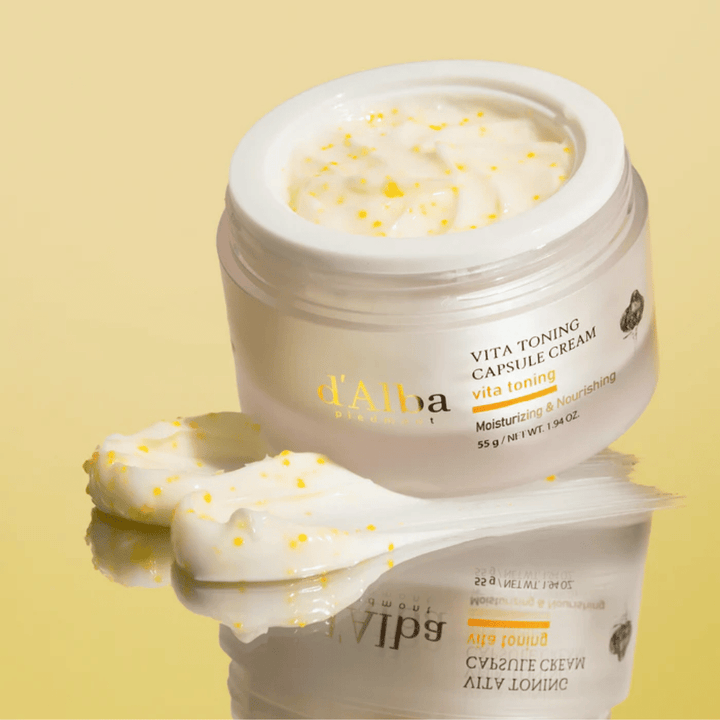 Texture d’Alba Vita Toning Capsule Cream – crème visage avec des capsules blanches qui se fondent dans la peau et aident à hydrater et à donner un teint plus clair.