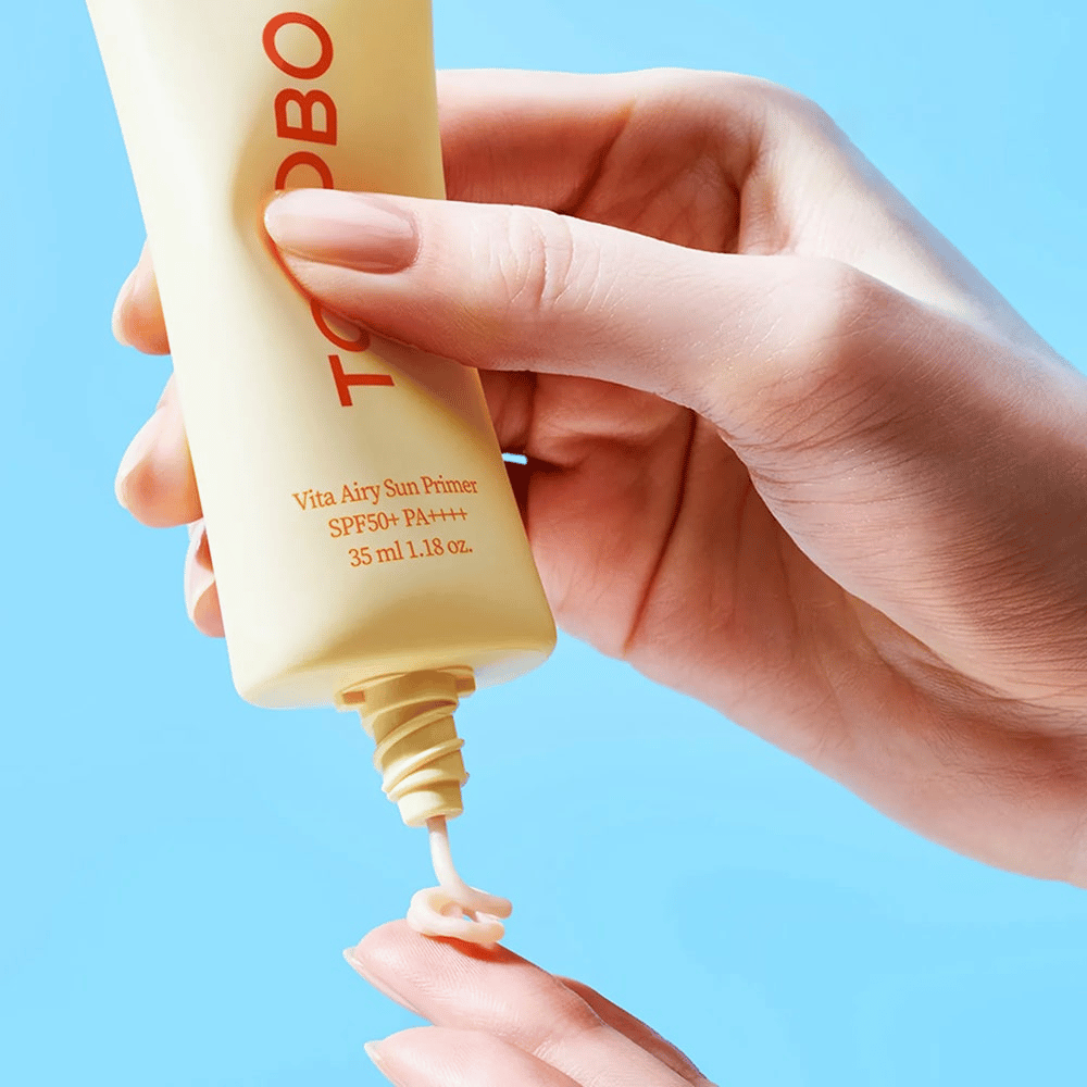 TOCOBO Vita Airy Sun Primer a une texture légère et soyeuse qui fond dans la peau sans coller. Parfait comme base sous le maquillage - avec une haute protection solaire!