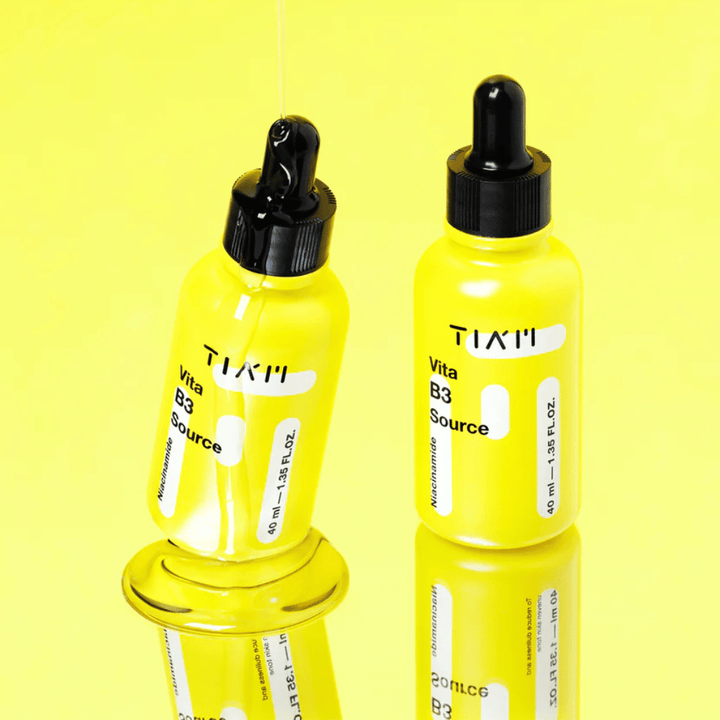 TIA'M Vita B3 Source – deux flacons jaunes de sérum à la niacinamide éclaircissant qui uniformise le teint et réduit les taches pigmentaires.