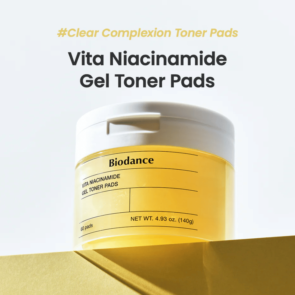 Biodance Vita Niacinamide Gel Toner Pads – pot avec 60 tampons pour un teint plus clair, présenté sur un podium jaune avec une étiquette claire et un design moderne.