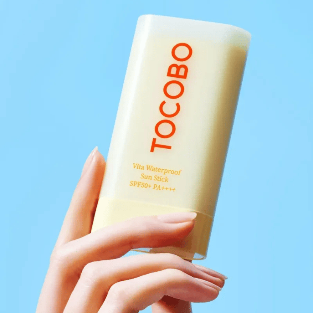 TOCOBO Vita Waterproof Sun Stick offre une protection efficace avec SPF50+ PA++++. Parfait pour les peaux sensibles, fond sans laisser de traces et est résistant à l'eau pour les journées actives.