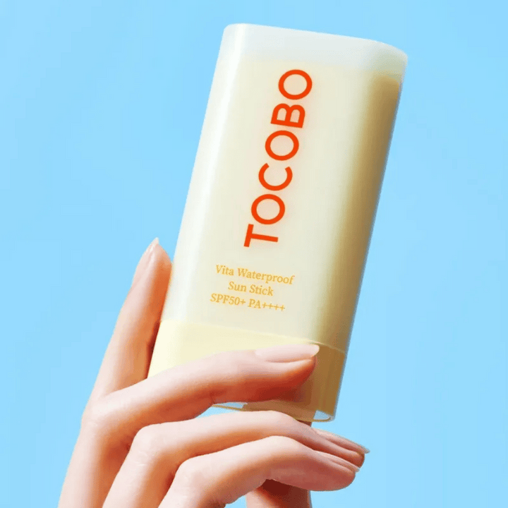 TOCOBO Vita Waterproof Sun Stick offre une protection efficace avec SPF50+ PA++++. Parfait pour les peaux sensibles, fond sans laisser de traces et est résistant à l'eau pour les journées actives.