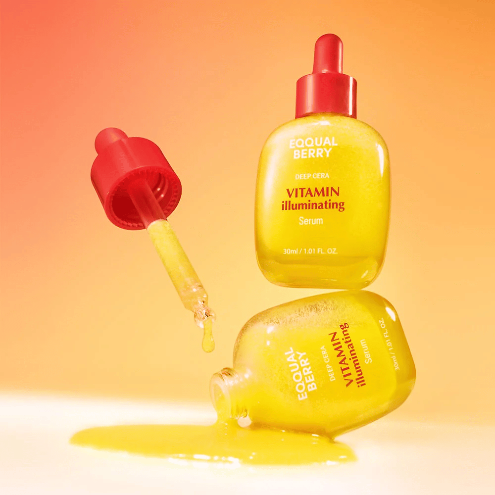 Equal Berry Vitamin Illuminating Serum dans une bouteille jaune éclatante avec une pipette rouge. Texture liquide et arrière-plan énergique créent une sensation vivante et fraîche.