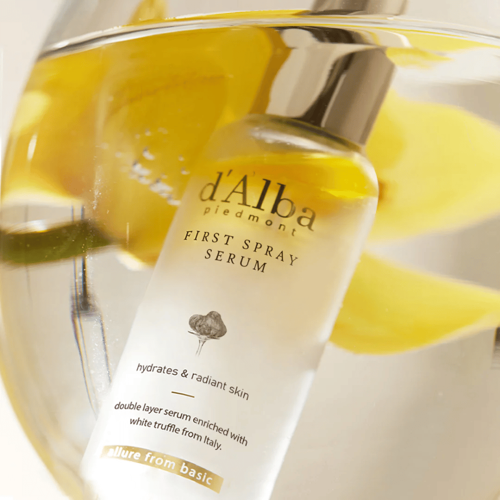 d'Alba White Truffle First Spray Serum offre une brume rafraîchissante avec une hydratation intense et un éclat radieux, grâce à sa formulation unique avec extrait de truffe blanche d'Italie. Parfait pour donner à la peau un coup de fraîcheur et de nutrition rapide pendant la journée.