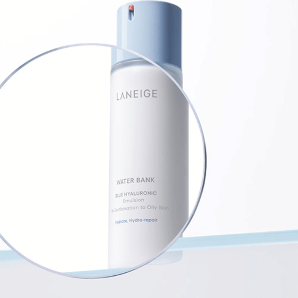 LANEIGE Water Bank Blue Hyaluronic Emulsion avec une pompe bleu clair, vue à travers une loupe sur fond blanc avec bord bleu.