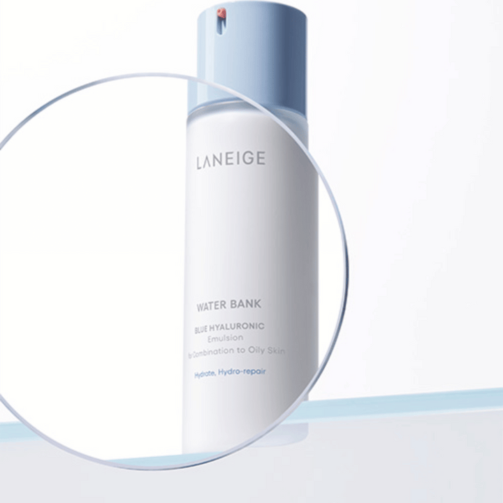 LANEIGE Water Bank Blue Hyaluronic Emulsion avec une pompe bleu clair, vue à travers une loupe sur fond blanc avec bord bleu.