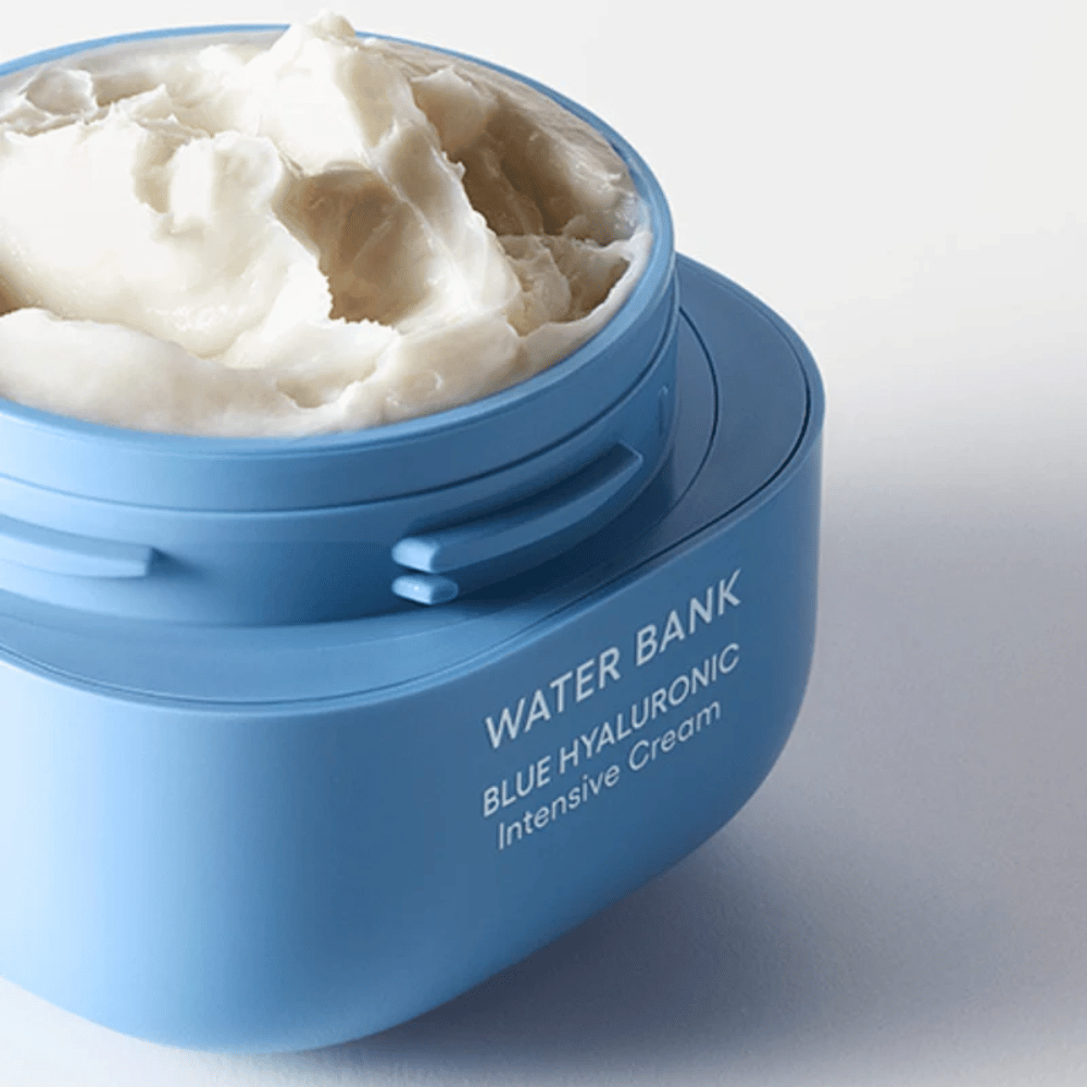 Pot ouvert de LANEIGE Water Bank Blue Hyaluronic Intensive Cream montrant la texture riche et crémeuse, sur fond clair.