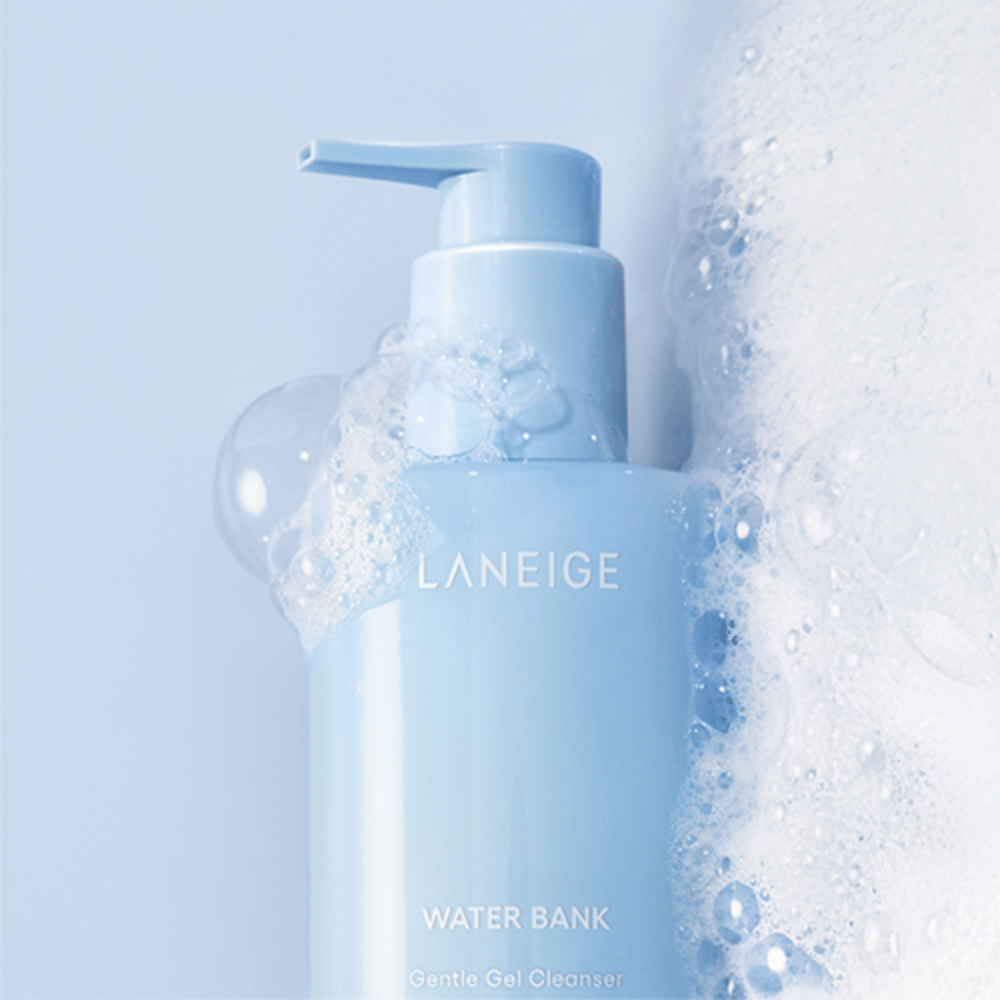 LANEIGE Water Bank Gentle Gel Cleanser couvert de mousse et de bulles sur fond bleu clair, signalant le nettoyage et la fraîcheur.