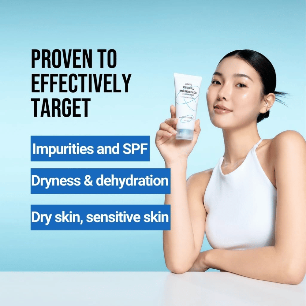 Personne à la peau nette et hydratée tenant Jumiso Waterfull Hyaluronic Acid Cleansing Foam. L’image décrit la capacité du produit à cibler les impuretés, les résidus de SPF, la sécheresse et les peaux sensibles.