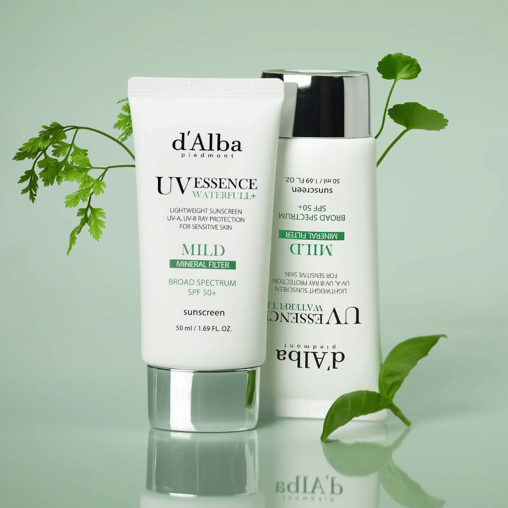 d’Alba Waterfull Mild Sun Cream SPF 50+ photographié avec des feuilles vertes. Crème solaire douce à base de minéraux avec une protection à large spectre et une formule hydratante pour les peaux sensibles.