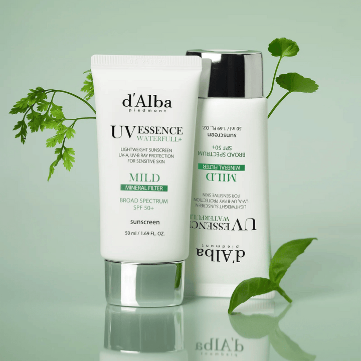 d’Alba Waterfull Mild Sun Cream SPF 50+ photographié avec des feuilles vertes. Crème solaire douce à base de minéraux avec une protection à large spectre et une formule hydratante pour les peaux sensibles.