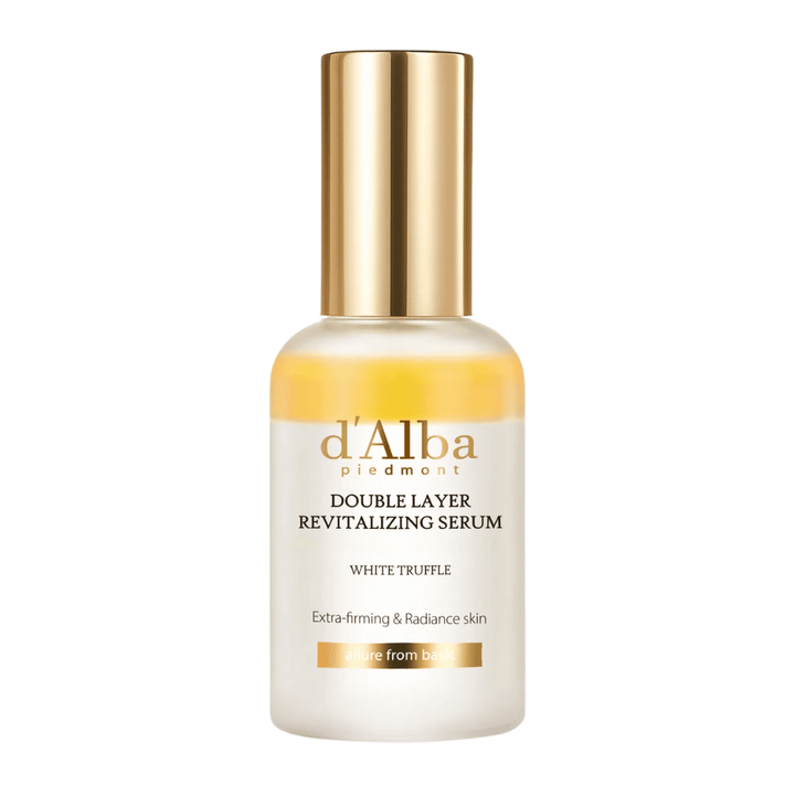 Image isolée de d'Alba Double Layer Revitalizing Serum White Truffle dans une bouteille en verre avec un dessus doré et un bouchon doré, sérum de soin pour la fermeté et l'éclat.