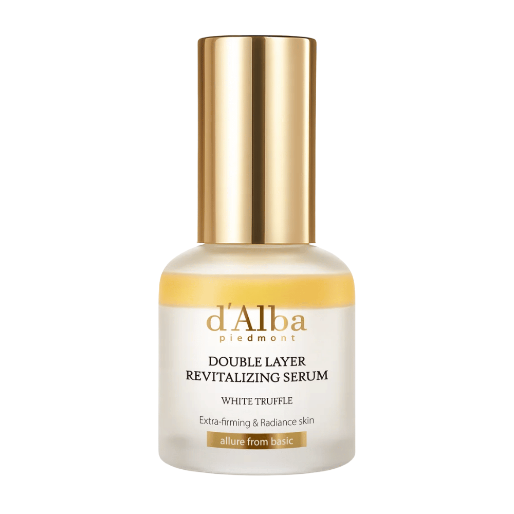 d'Alba Double Layer Revitalizing Serum White Truffle dans une élégante bouteille en verre avec un bouchon doré, conçu pour une fermeté et un éclat supplémentaires de la peau.