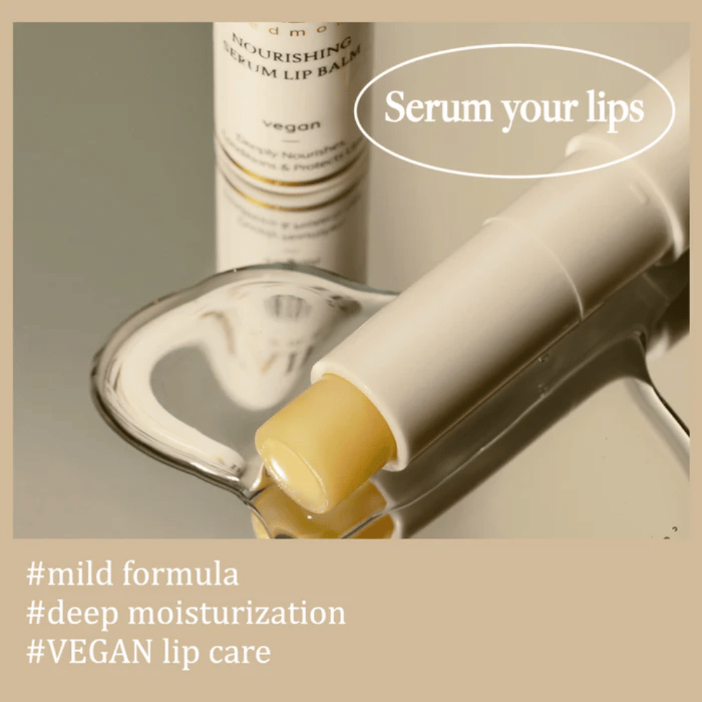 d'Alba Nourishing Serum Lip Balm en gros plan posé sur un miroir avec texte sur la formule douce, hydratation profonde et soin des lèvres vegan.