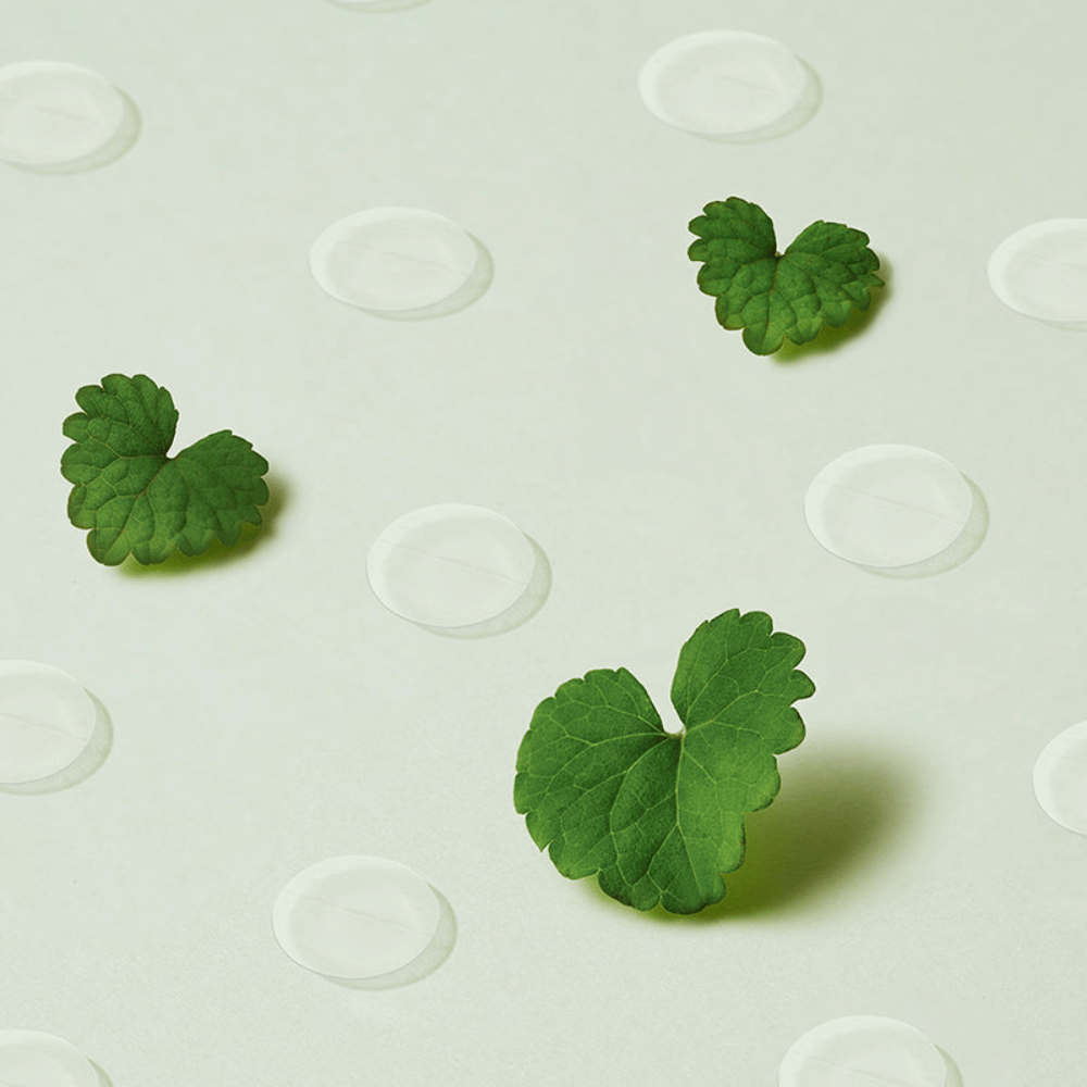 Patchs transparents accompagnés de feuilles de centella illustrant Purito Wonder Releaf Centella Spot Patch et son effet apaisant sur la peau enflammée et sensible.
