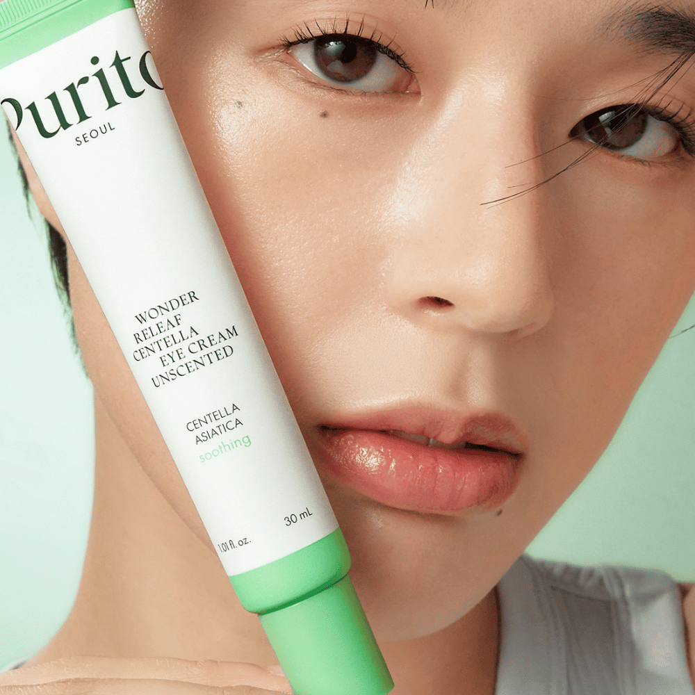 Purito Wonder Releaf Centella Eye Cream Unscented est une crème pour les yeux nourrissante contenant de la Centella Asiatica apaisante. Parfaite pour les peaux sensibles, cette crème sans parfum réduit les irritations et hydrate intensément tout en réduisant les ridules et les cernes.