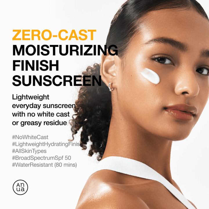 Femme avec de la crème solaire sur la joue montre ANUA Zero-Cast Moisturizing Finish Sunscreen – une crème solaire légère et hydratante avec SPF 50 qui ne laisse pas de film blanc.