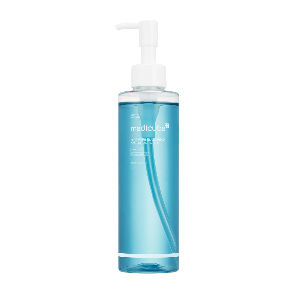 Bouteille de Medicube Zero Pore Blackhead Deep Cleansing Oil dans un emballage bleu avec une pompe blanche, sur fond blanc.
