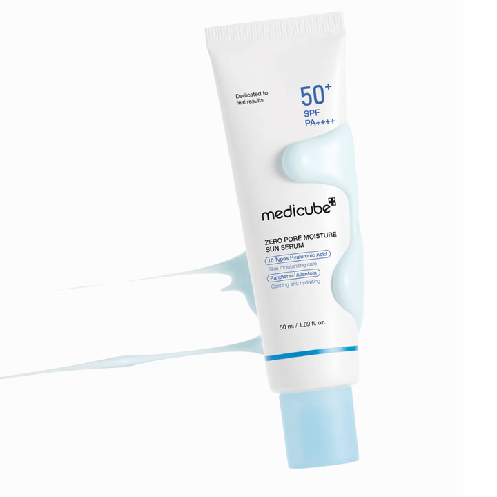 Medicube Zero Pore Moisture Sun Serum SPF50+ PA++++ entouré d’une texture de produit semblable à un sérum. Protection solaire hydratante avec 10 types d’acide hyaluronique pour l’hydratation, le confort et une protection UV quotidienne.