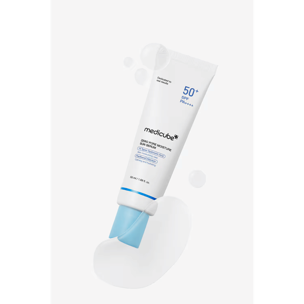Medicube Zero Pore Moisture Sun Serum SPF50+ PA++++ avec une texture légère de sérum. L’image met en avant la formule hydratante qui aide la peau à se sentir douce, apaisée et protégée du soleil.