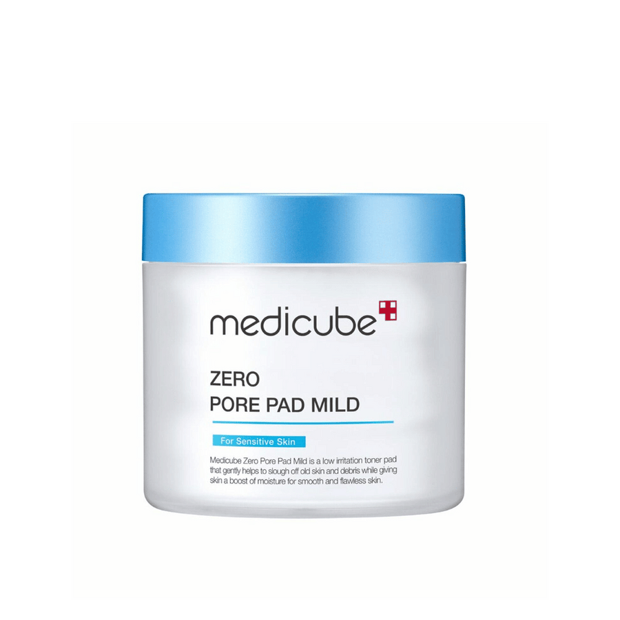 Medicube Zero Pore Pad Mild est un tampon de toner doux pour les peaux sensibles. Il aide à exfolier délicatement les cellules mortes de la peau et les impuretés tout en ajoutant de l'humidité pour une peau douce et lisse. Le produit a un emballage bleu et blanc, idéal pour une utilisation quotidienne.