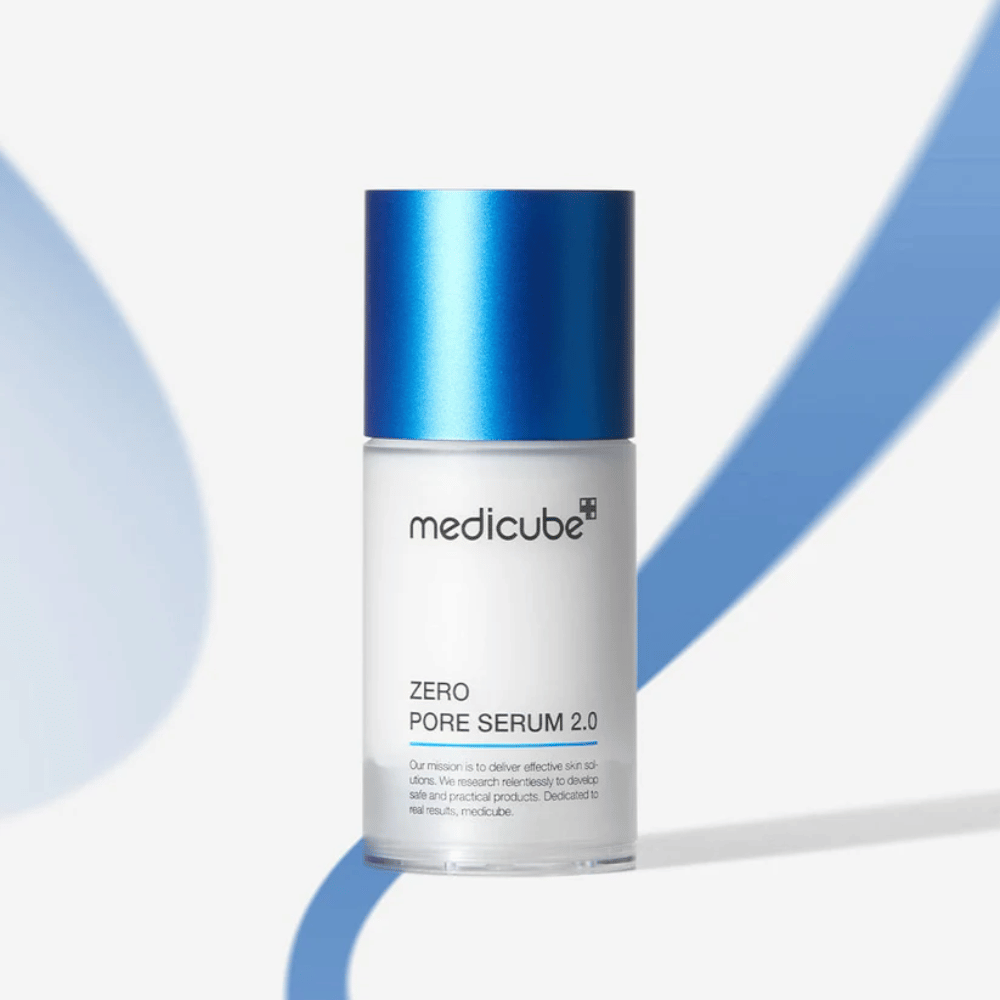 Medicube Zero Pore Serum 2.0 dans un emballage élégant avec un bouchon bleu, un sérum facial efficace pour une peau plus lisse et une taille de pores réduite.